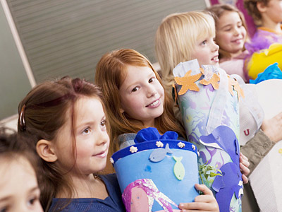 Sechs Kinder in einer Reihe halten bunte Schultüten.