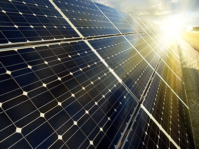 Photovoltaikanlage mit Solarpanelen im Sonnenlicht.